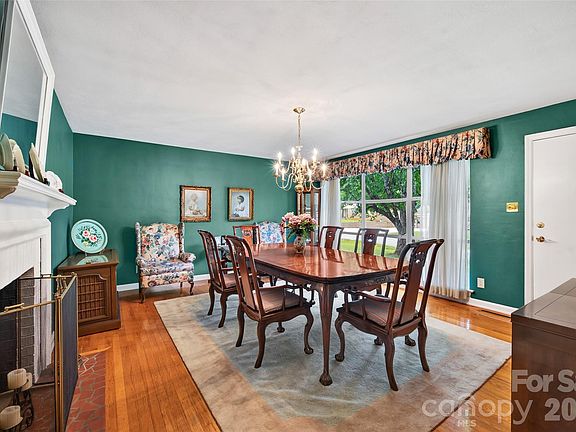 4th image of 827 23rd Ave NE