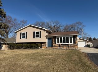 109 Hickory Dr, Lindenhurst, IL 60046