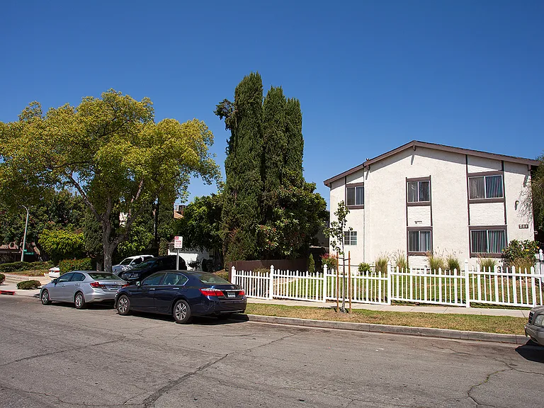 711 E Tujunga Ave #A — Photo 2