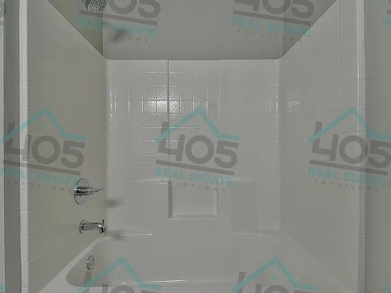 2811-2813 Josie — Photo 15