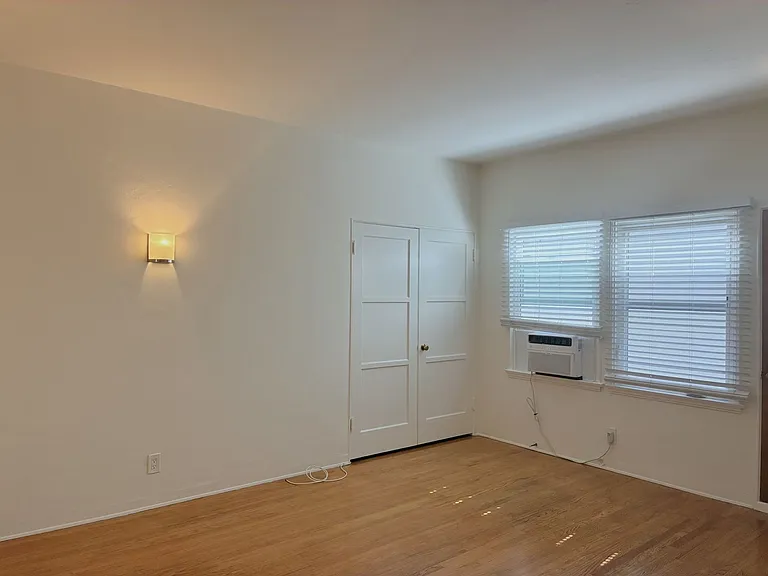 215 W Lomita Ave — Photo 5