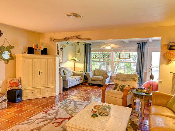 3rd image of 230 Queens Ct