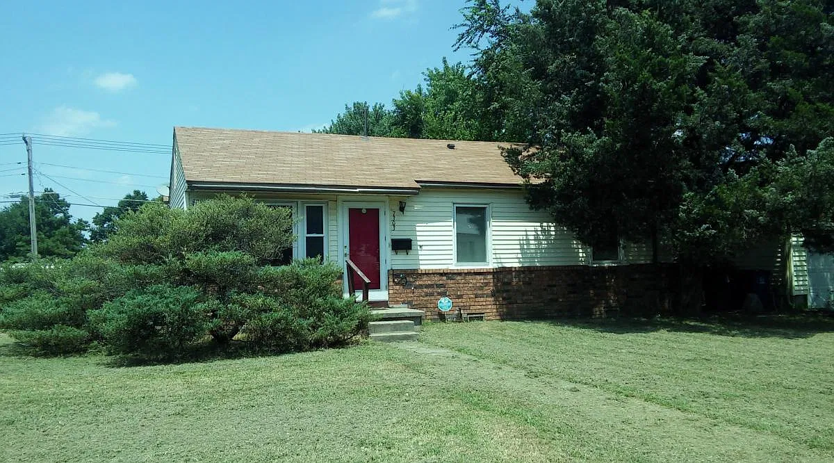 3 bed, 1200 sqft, $1,100 — Photo 2