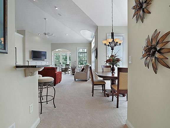 4th image of 22 Windsor Village Dr