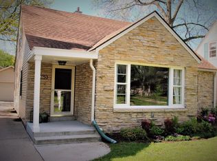 8613 Glencoe Cir, Wauwatosa, WI 53226