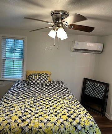 nice bedroom, with Mini split HVAC, Window, closet, ceiling fan, and TV