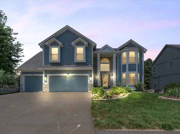 2403 NW Cove Dr, Blue Springs, MO 64015