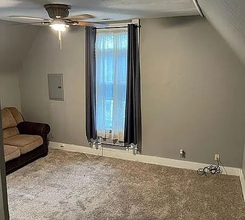 3rd image of 407 1/2 Walnut Dr