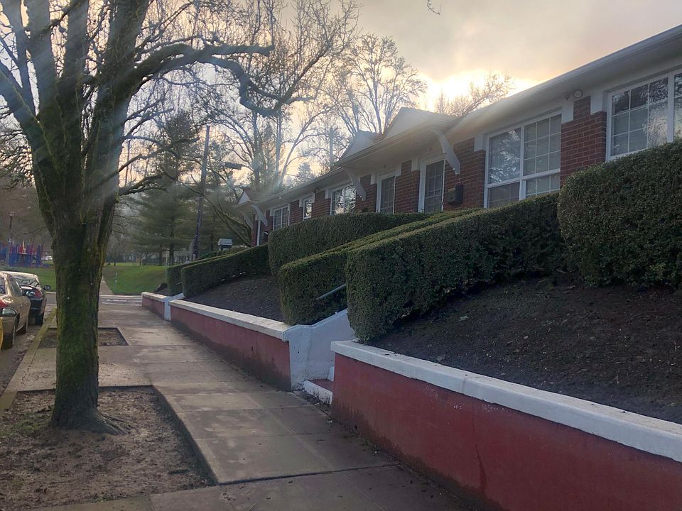 Quiet units in this lovely complex directly across from Wallace park and Chapman School.