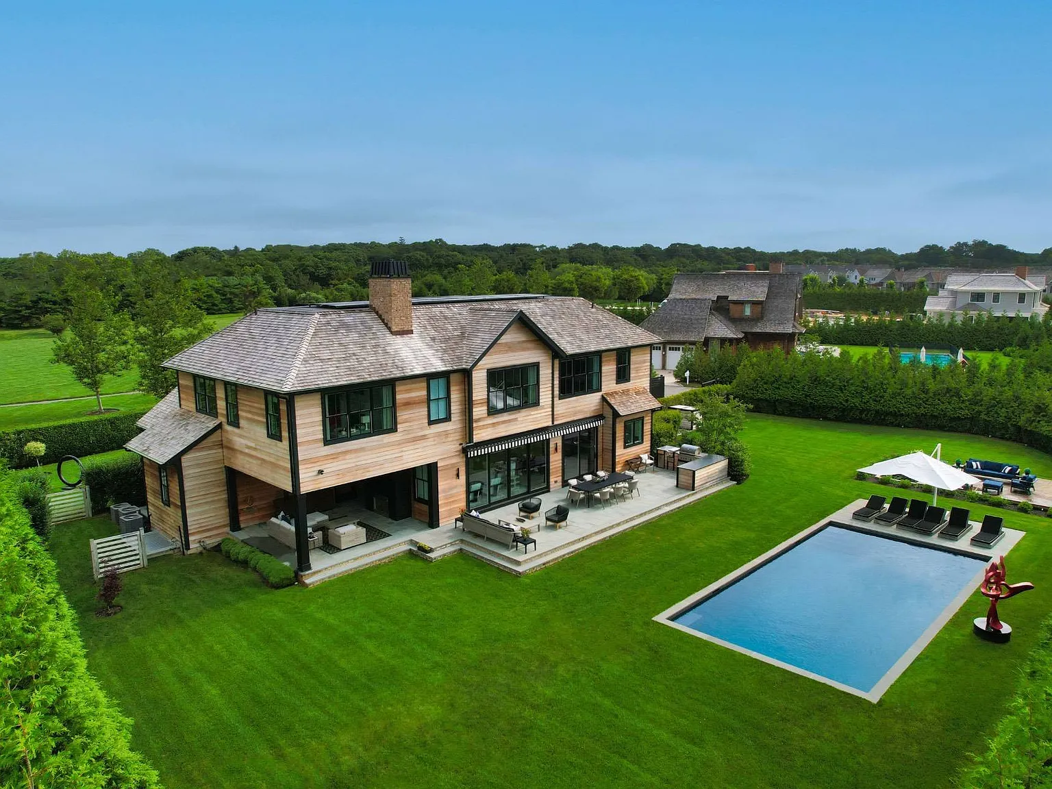 Sunlit home, entertaining paradise, large pool, covered patio — Photo 3