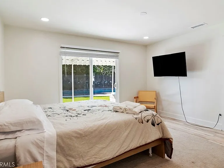 24136 Kittridge St — Photo 13