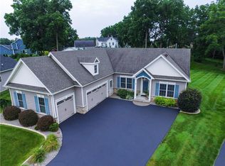 11 Sorrento Dr, Webster, NY 14580