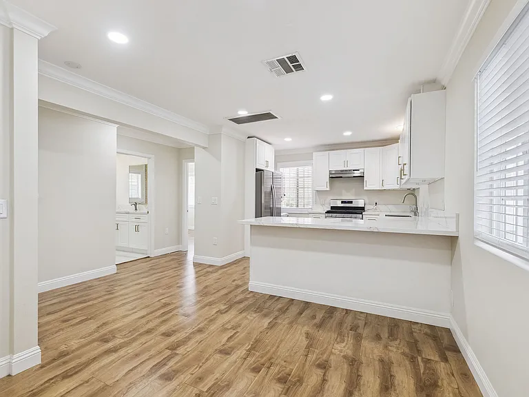 2106 Crenshaw Blvd — Photo 22
