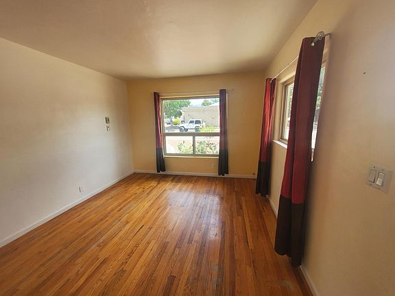 3rd image of 2513 La Veta Dr NE
