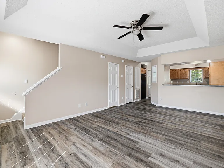 Sterling Pointe Apartments — Photo 26