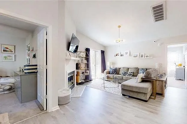 2 bed, 1117 sqft, $2,350 — Photo 4