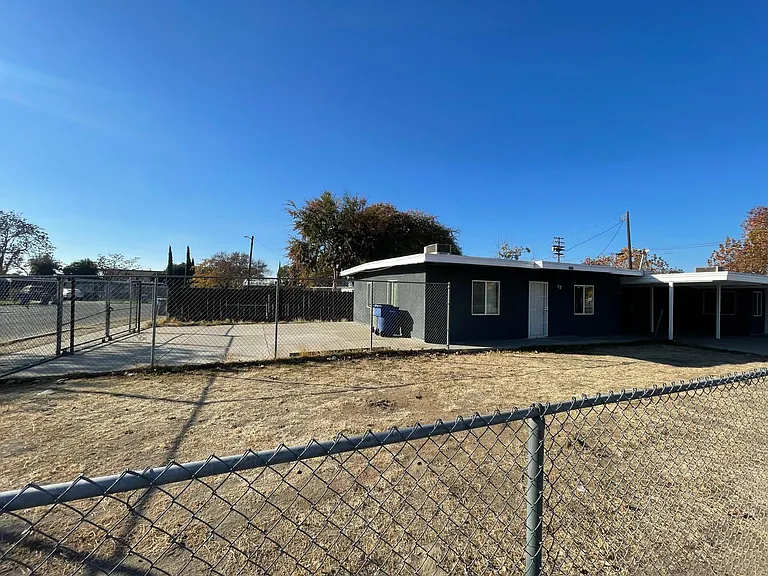 1531 N Fresno St — Photo 2