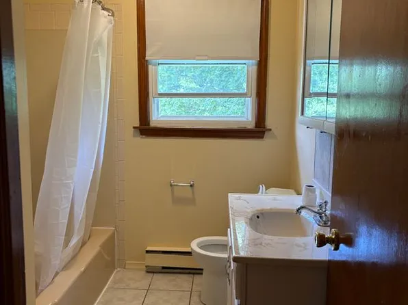27 Gilbert Ln, Branford, CT 06405