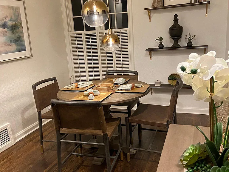Kitchen has eat in area