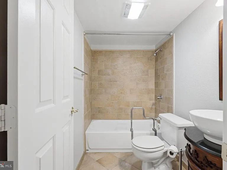 7035 Kings Manor Dr — Photo 49