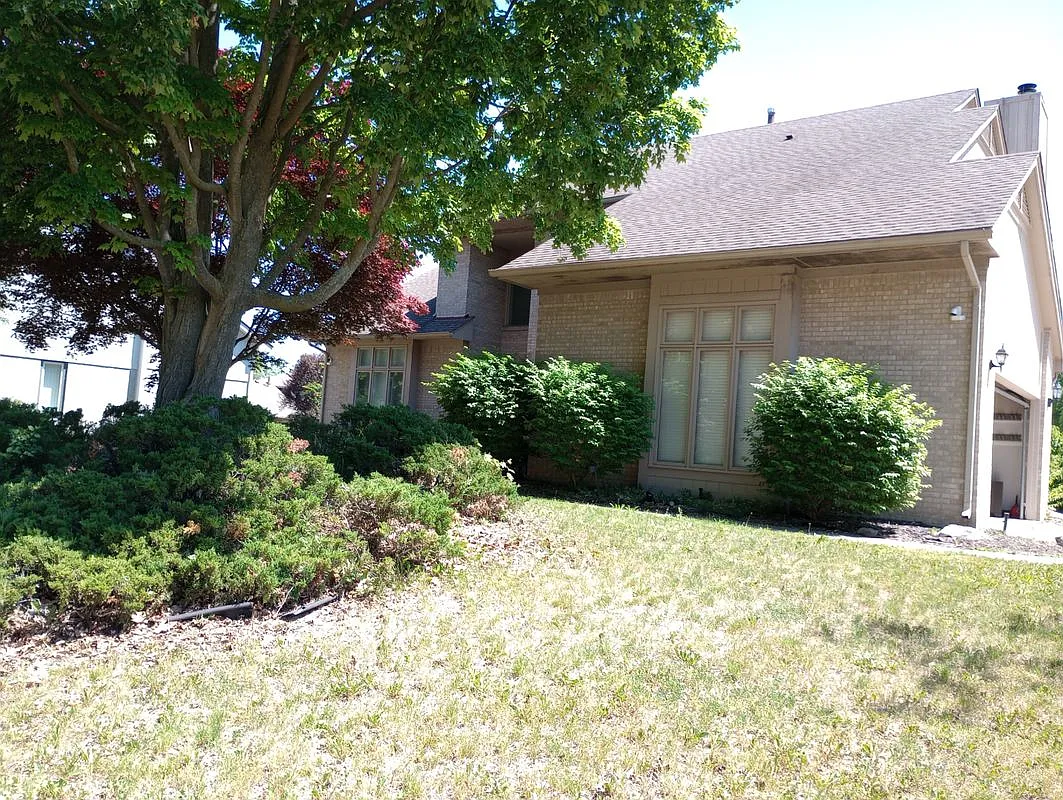 4 bed, 2.5 bath, 2865 sqft, $3,000 — Photo 2