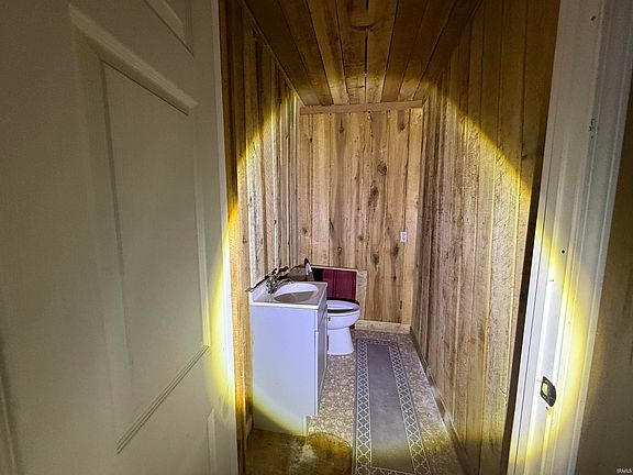 4th image of 615 W Main St