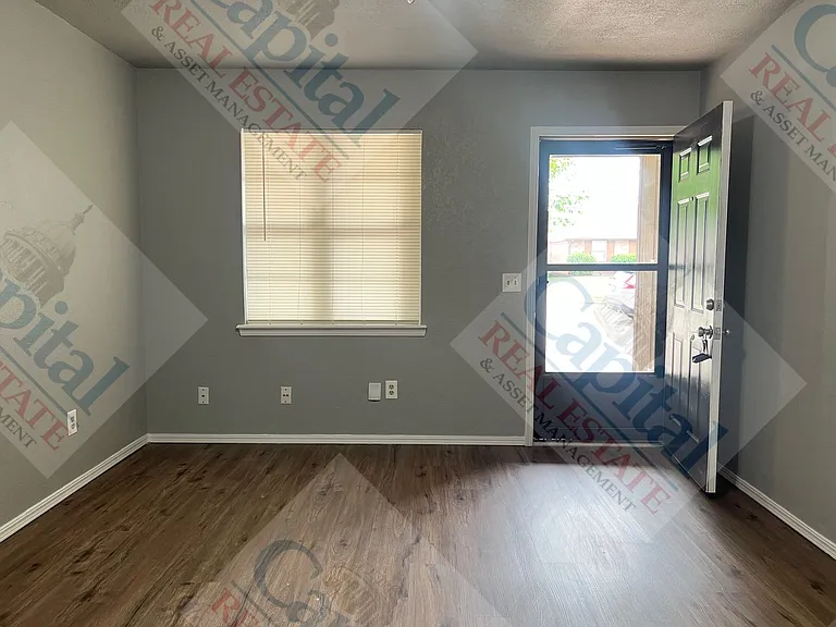 733 W Perry Dr — Photo 5