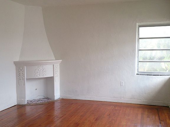 2nd image of 722 15th St APT 3