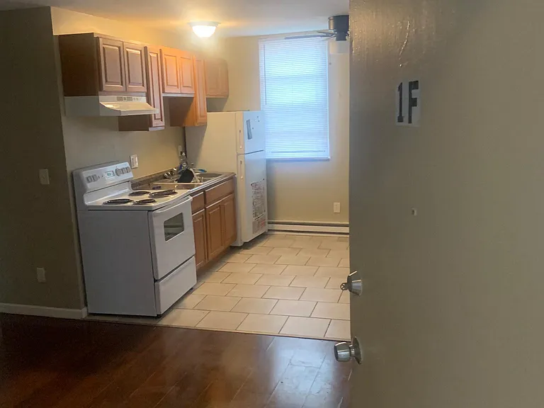 1704 Pleasant St #1F — Photo 6