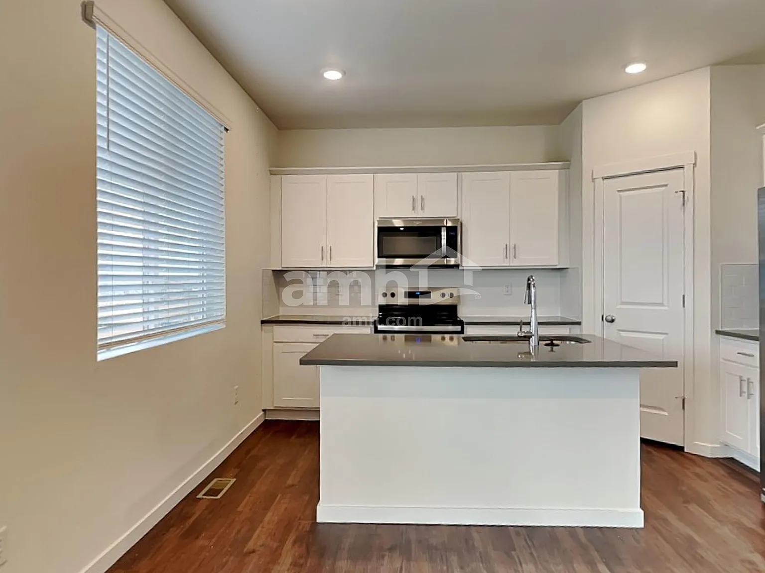 4 bed, 3.5 bath, 2419 sqft, $2,820 — Photo 3