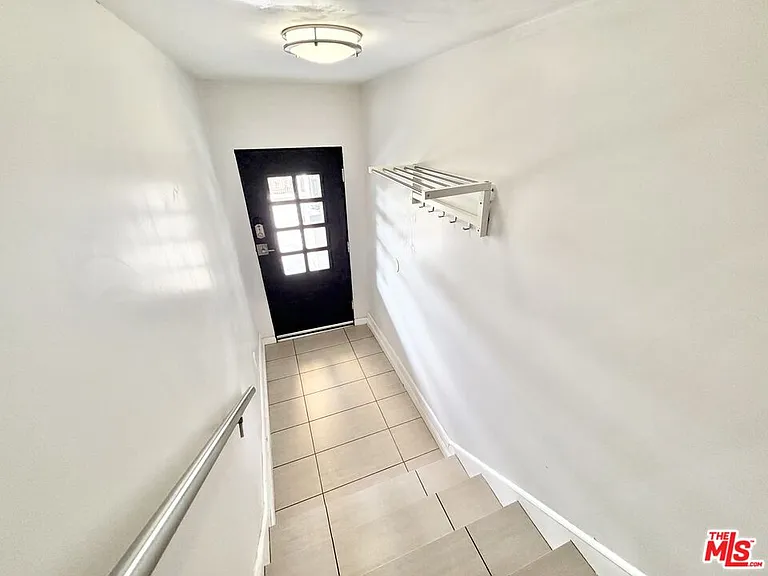 624 1/2 N Benton Way — Photo 3