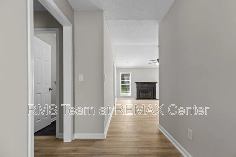 3 bed, 2.0 bath, 1381 sqft, $1,895 — Photo 2