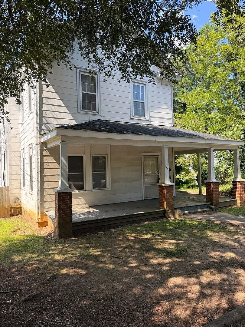 2 bed, 1.0 bath, 1332 sqft, $850 — Photo 1