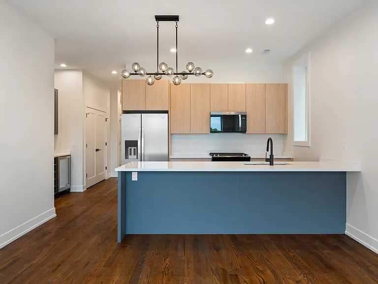 416 E 50th Pl #3W — Photo 2