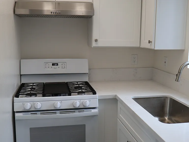 1323 W Palmyra Ave #B — Photo 5