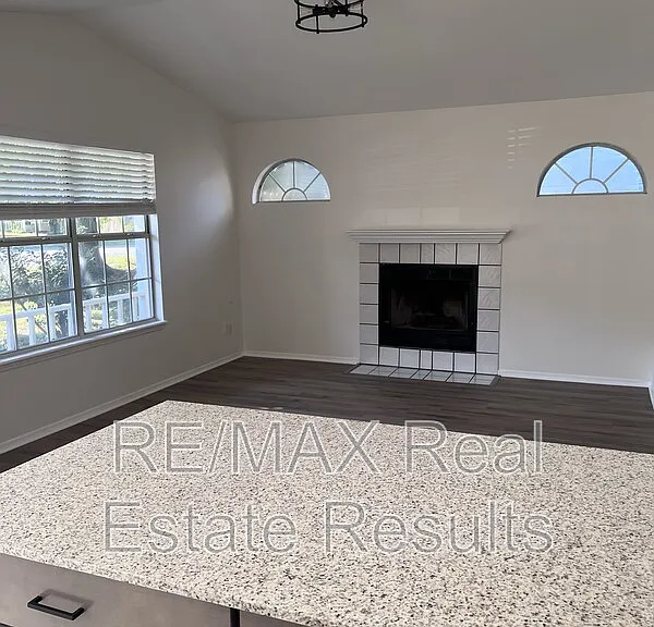 1607 N Timberline Dr — Photo 4