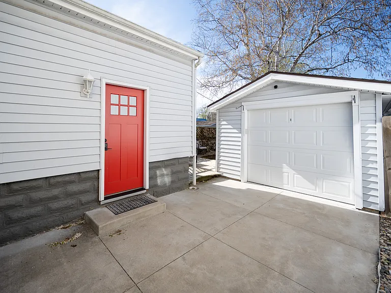 429 Jackson Ave — Photo 11