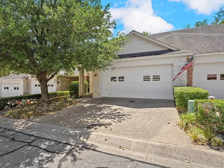 2823 Savannah Ct — Photo 19