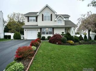 4 Tecumseh Ct, Commack, NY 11725