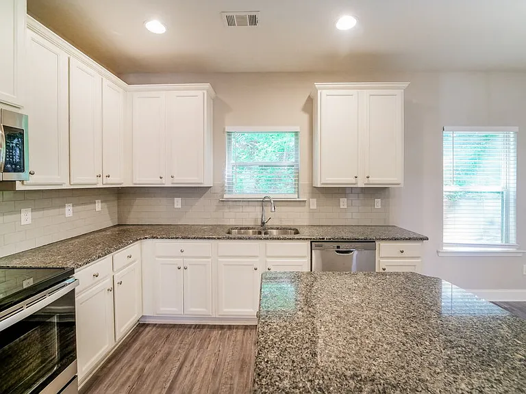 313 Kenmore Ct — Photo 8