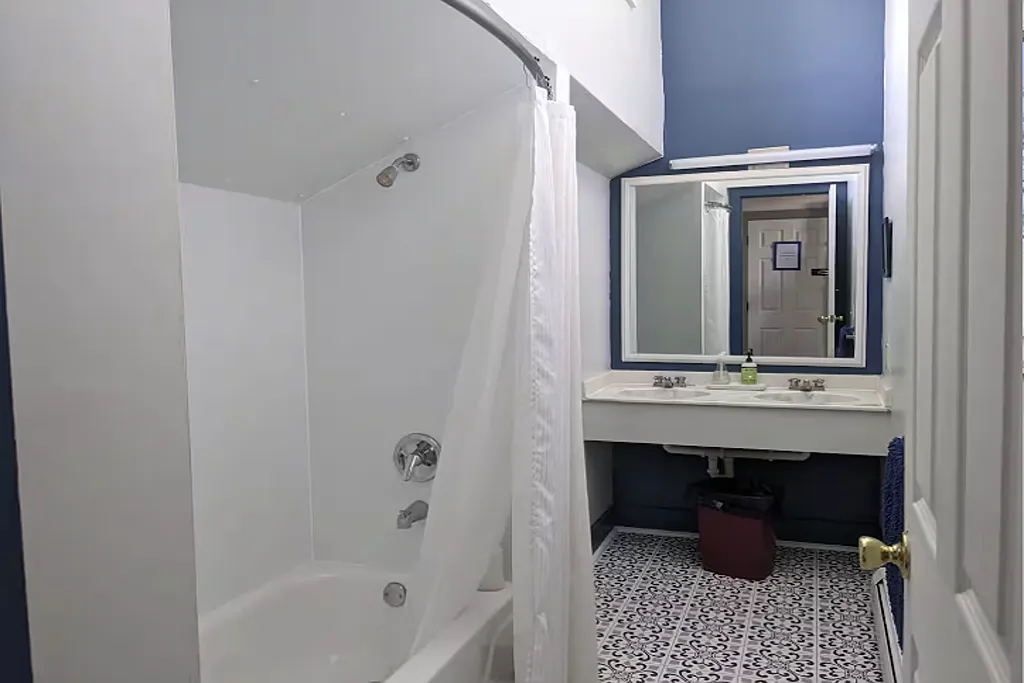 6 bed, 4000 sqft, $1,925 — Photo 1