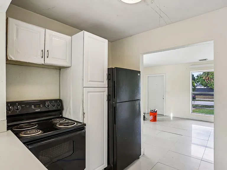 520 NE 45th St — Photo 6