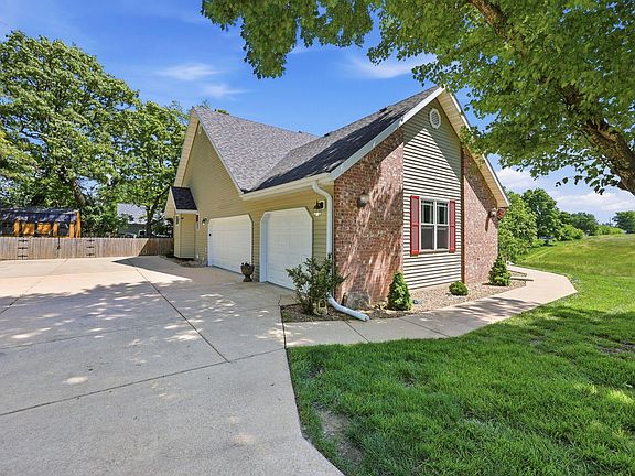 2nd image of 1109 Glen Oaks Drive