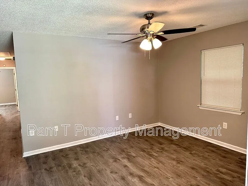 3 bed, 2.0 bath, 1048 sqft, $1,835 — Photo 3