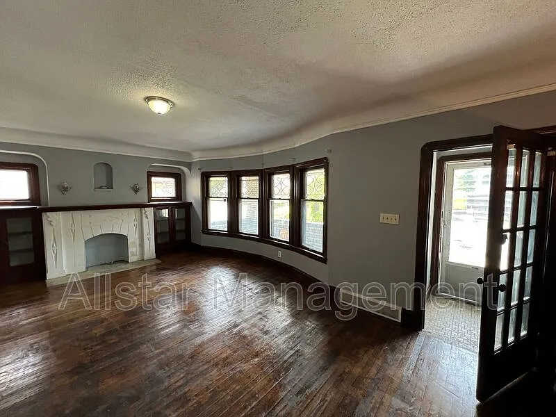 3 bed, 1.0 bath, 1000 sqft, $1,100 — Photo 3