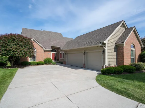 4870 Doral Dr, Ann Arbor, MI 48108