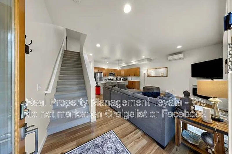 3 bed, 2.5 bath, 1556 sqft, $2,695 — Photo 4