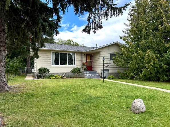 1305 5th Ave, Wainwright, AB T9W 1G3