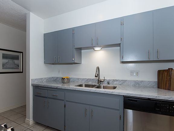 5th image of 15344 Weddington St Unit 105