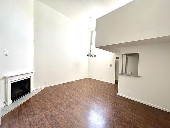 2nd image of 13512 Moorpark St APT 205
